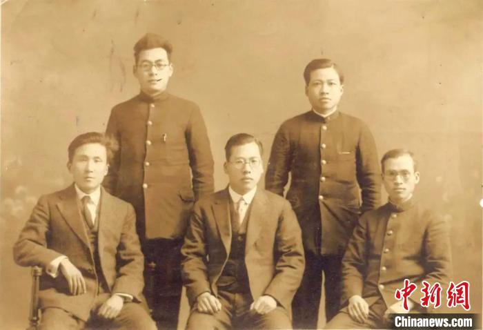 1927年陈建功(左一)、苏步青(右二)等人在日本仙台合影。　复旦大学供图