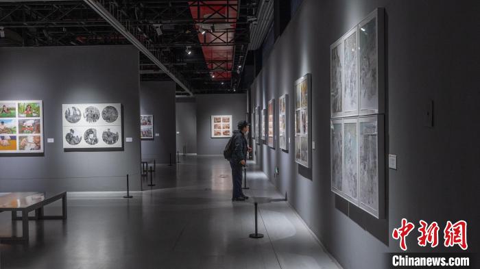 图为市民观看“全国架上连环画展”。　重庆美术馆供图