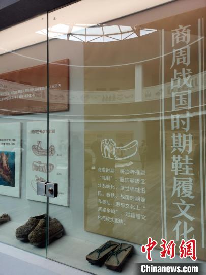 图为河南睢县“中国鞋都博物馆”展品。　刘鹏 摄