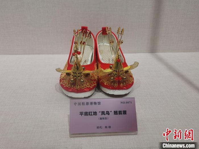 图为河南睢县“中国鞋都博物馆”展品。　刘鹏 摄