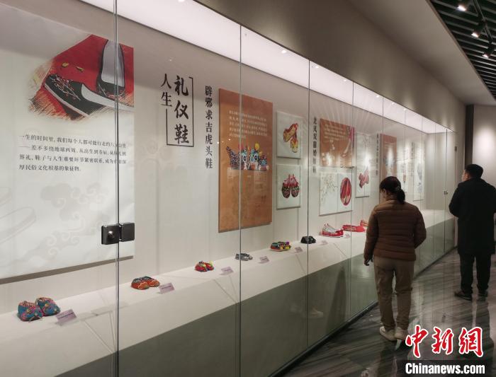 图为河南睢县“中国鞋都博物馆”展品。　刘鹏 摄